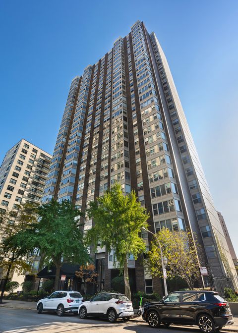 525 W HAWTHORNE Place 1204 Chicago IL 60657