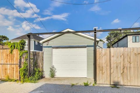 Tiny photo for 5524 N Luna Avenue, Chicago, IL 60630 (MLS # 12448844)