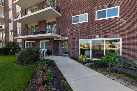 Tiny photo for 5300 Walnut Avenue #11B, Downers Grove, IL 60515 (MLS # 12494977)