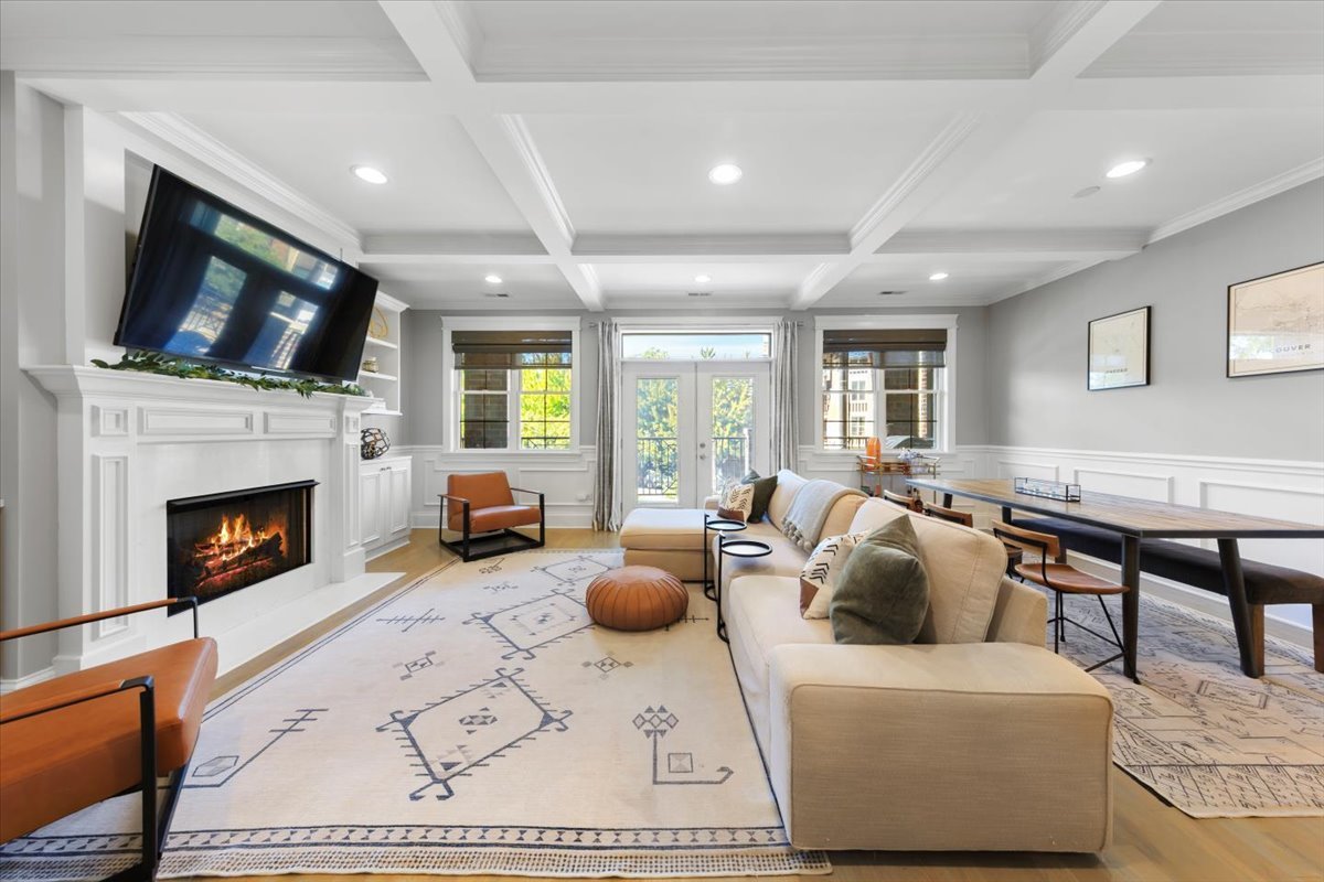 4357 N LINCOLN Avenue 2