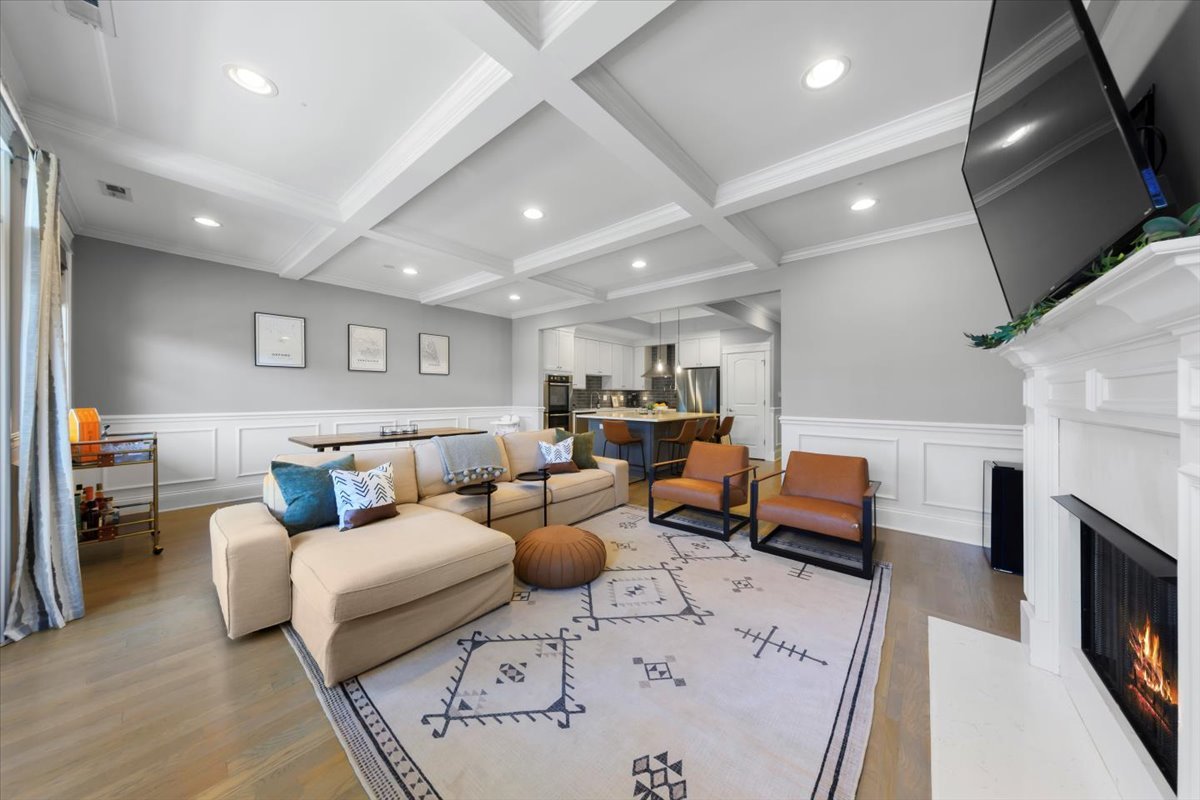 4357 N LINCOLN Avenue 2