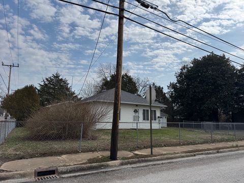 Tiny photo for 806 N Maple Street N, Benton, IL 62812 (MLS # 12582020)