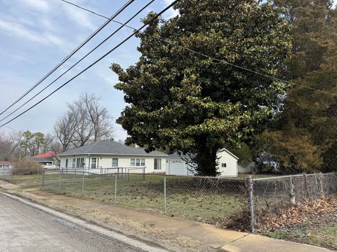 Tiny photo for 806 N Maple Street N, Benton, IL 62812 (MLS # 12582020)