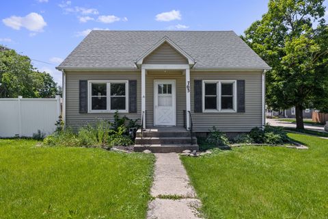 Single Family Residence in Pecatonica IL 705 High Street.jpg