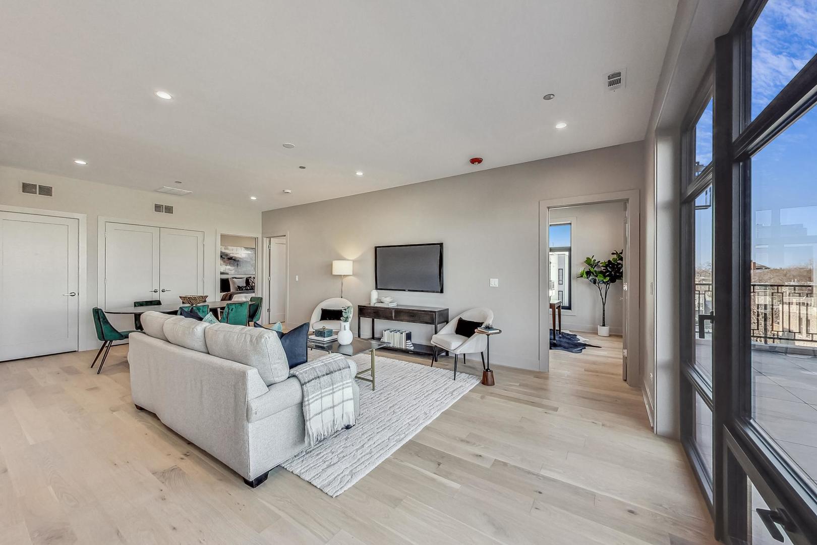 1317 N Western Avenue 504