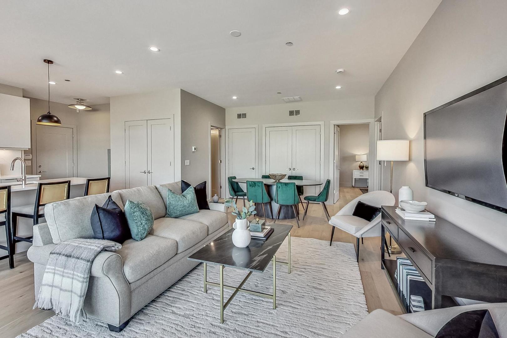 1317 N Western Avenue 504