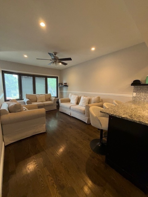 10726 S Mackinaw Avenue