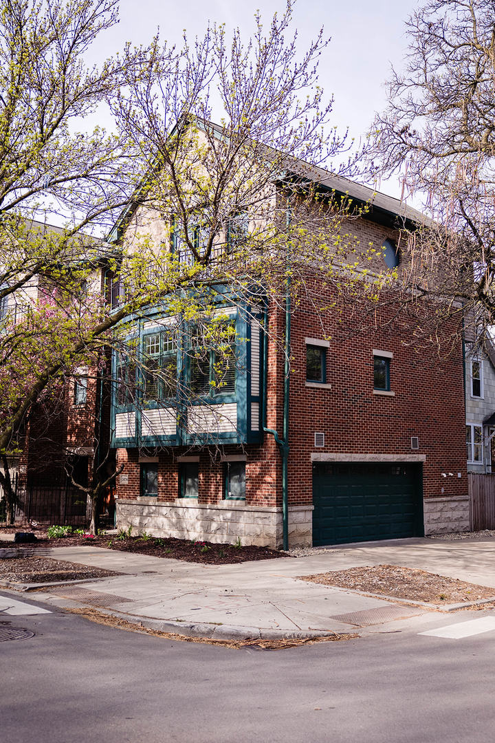 3056 N Paulina Street