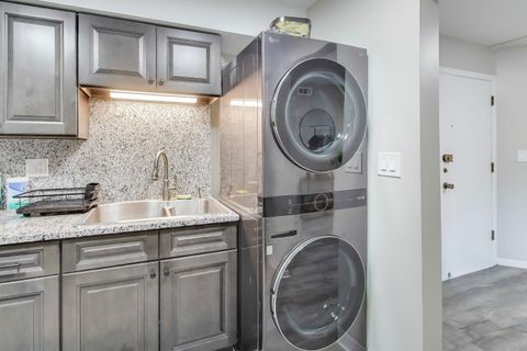 Tiny photo for 475 Shenstone Road #104, Riverside, IL 60546 (MLS # 12577225)