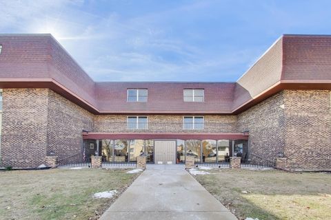 Photo of 475 Shenstone Road #104, Riverside, IL 60546 (MLS # 12577225)