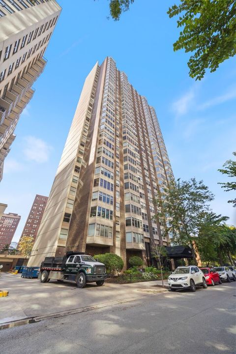 Photo of 525 W Hawthorne Place #406, Chicago, IL 60657 (MLS # 12478275)