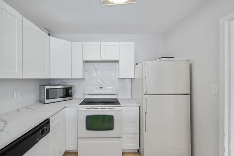 Tiny photo for 525 W Hawthorne Place #406, Chicago, IL 60657 (MLS # 12478275)