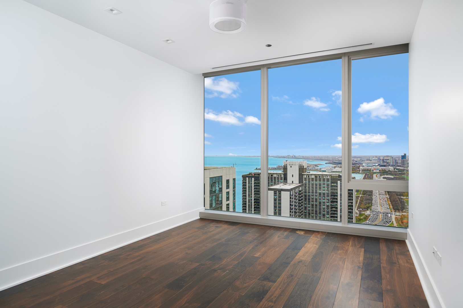 Chicago, Illinois 60601, United States, 1 Bedroom Bedrooms, ,2 BathroomsBathrooms,Residential,Active,242128