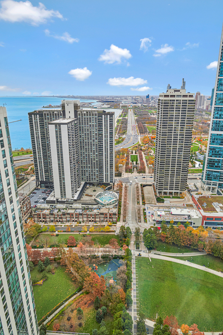 Chicago, Illinois 60601, United States, 1 Bedroom Bedrooms, ,2 BathroomsBathrooms,Residential,Active,242128