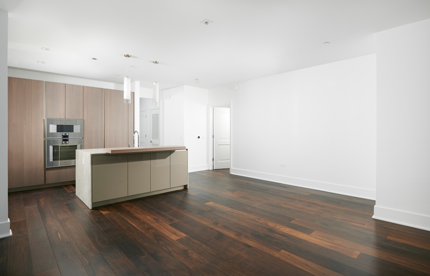 Chicago, Illinois 60601, United States, 1 Bedroom Bedrooms, ,2 BathroomsBathrooms,Residential,Active,242128