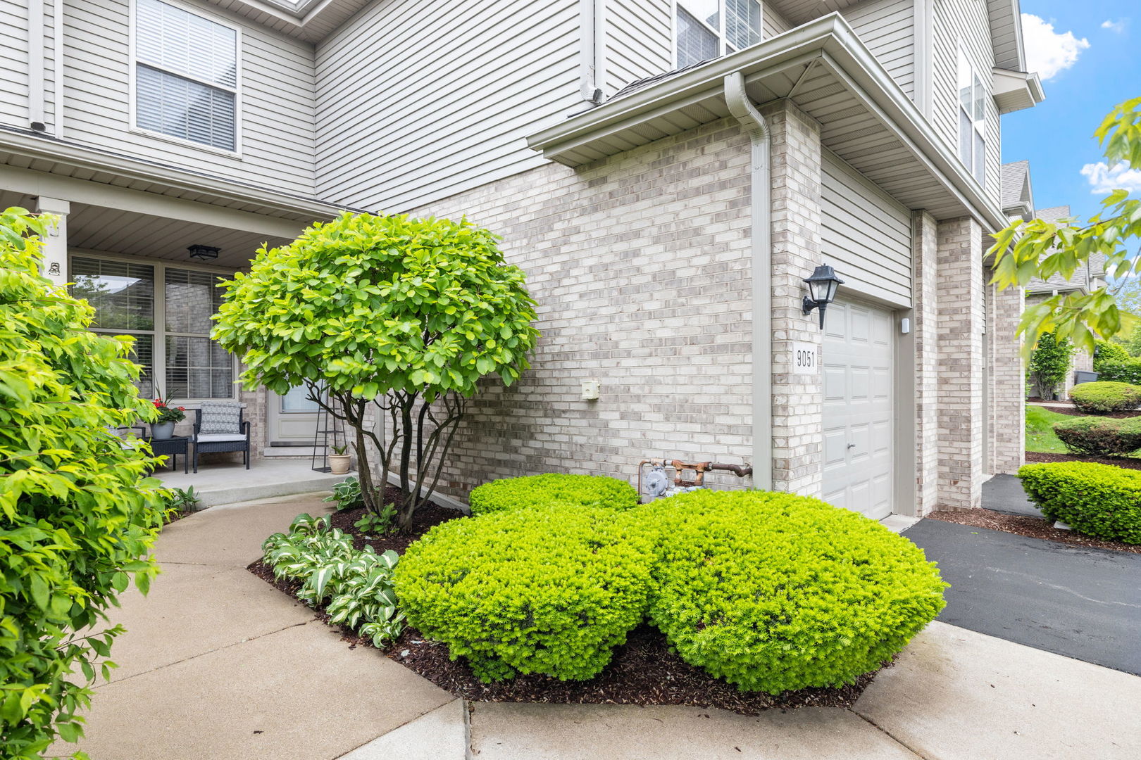 9051 Mansfield Drive, Tinley Park, IL 60487 — MLS #12646109 — photo 2 of 28