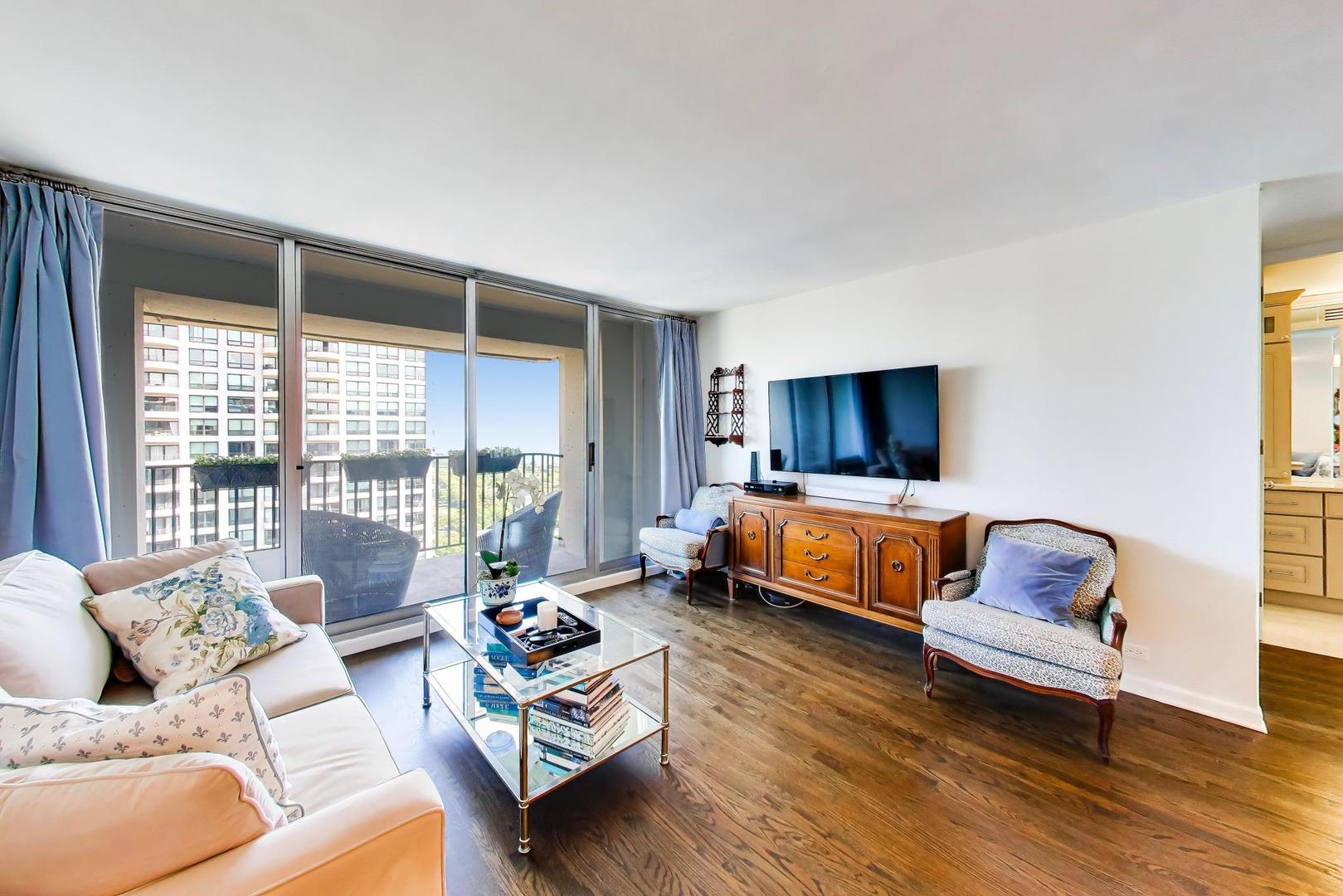 1960 N Lincoln Park West 2911