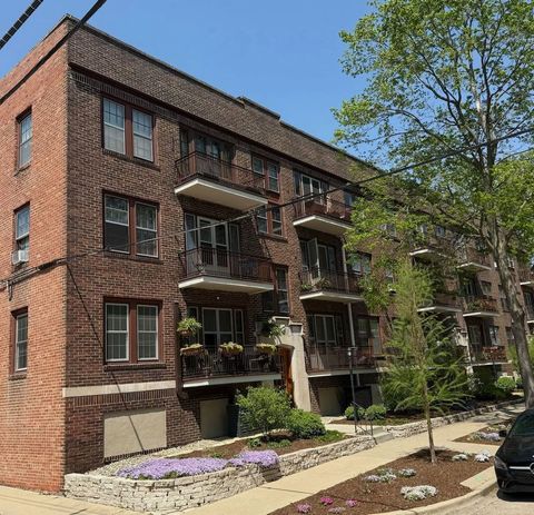Photo of 305 N Prairie Street #7, Champaign, IL 61820 (MLS # 12466426)