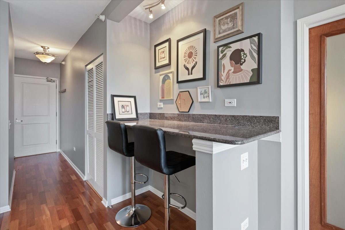 645 N KINGSBURY Street 1605