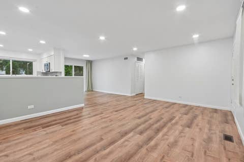 Tiny photo for 930 Dorncliff Lane, Buffalo Grove, IL 60089 (MLS # 12727818)