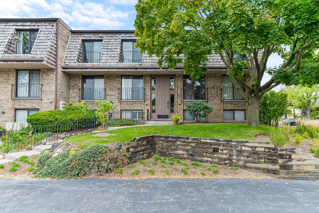 Photo for 1721 Northfield Square #C, Northfield, IL 60093 (MLS # 12507452)