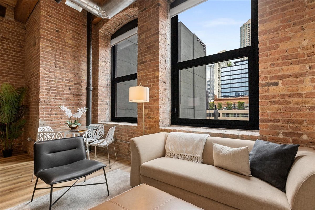 153 W Ohio Street 406