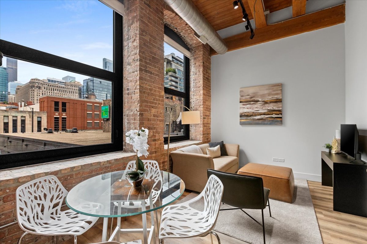 153 W Ohio Street 406