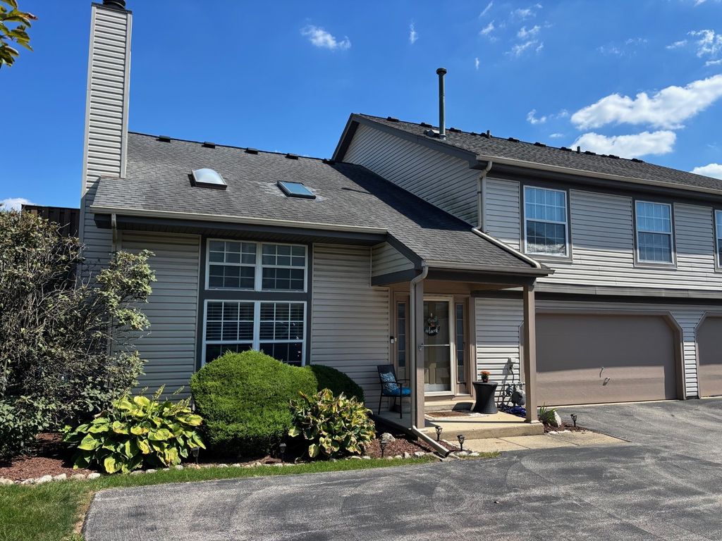 Photo for 3S072 Timber Drive #9C, Warrenville, IL 60555 (MLS # 12476652)