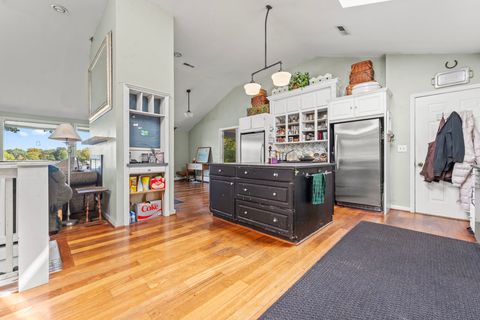 Tiny photo for 21290 W Sylvan Drive S, Mundelein, IL 60060 (MLS # 12482106)