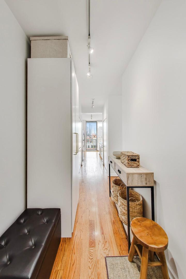421 W Huron Street 1006