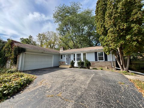 Photo of 911 Kenmore Road, Rockford, IL 61108 (MLS # 12487008)