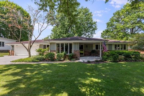 Single Family Residence in Rockford IL 826 ROXBURY Road.jpg