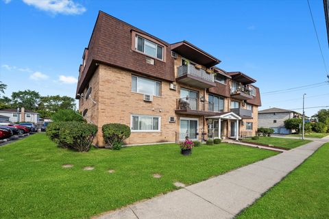 Tiny photo for 11000 Central Avenue #2C, Chicago Ridge, IL 60415 (MLS # 12444808)