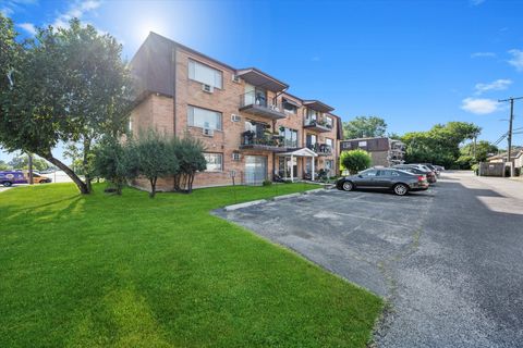 Tiny photo for 11000 Central Avenue #2C, Chicago Ridge, IL 60415 (MLS # 12444808)