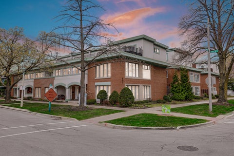 Photo of 601 South Boulevard #E, Oak Park, IL 60302 (MLS # 12768742)