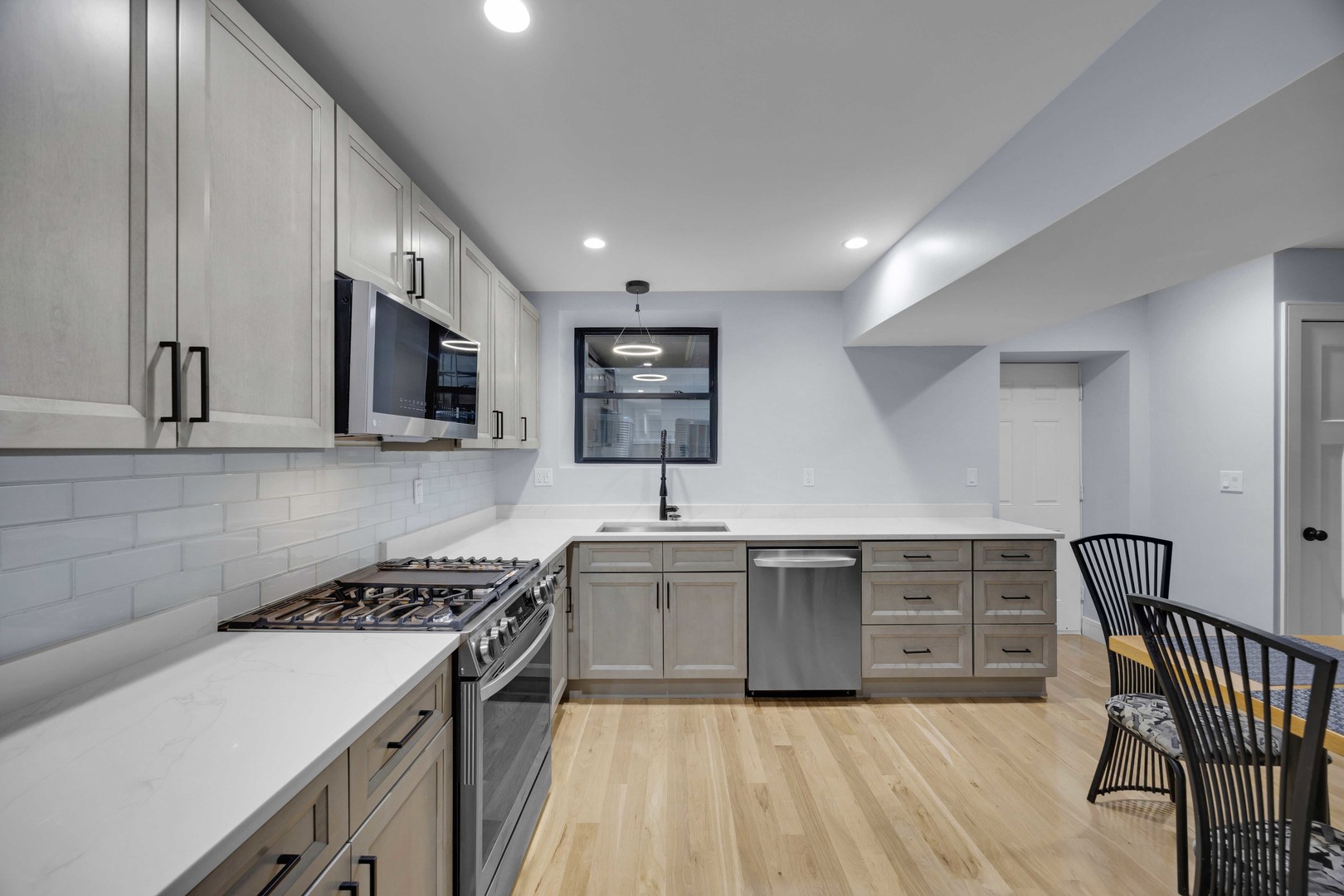 2046 W Moffat Street 1