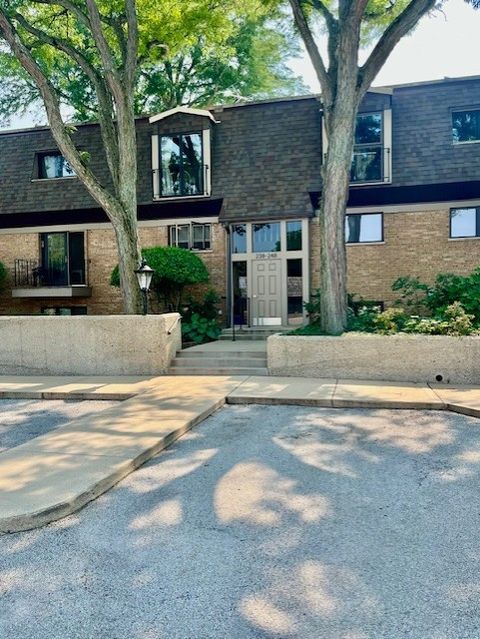 Photo of 246 Kenston Court #246, Geneva, IL 60134 (MLS # 12437520)