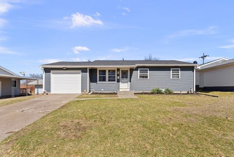 Tiny photo for 2310 W 38th Place, Davenport, IA 52806 (MLS # 12623605)