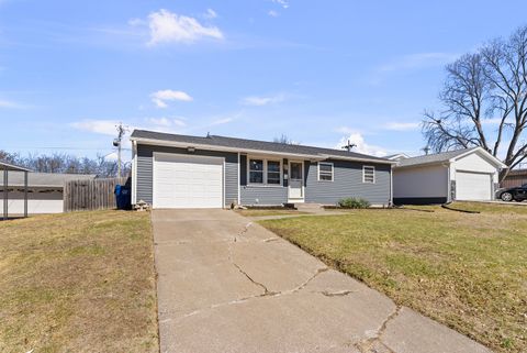 Photo of 2310 W 38th Place, Davenport, IA 52806 (MLS # 12623605)