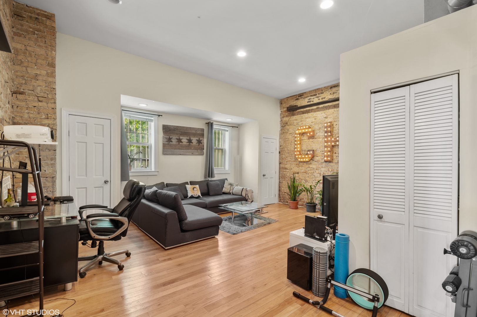 2048 W Evergreen Avenue 1