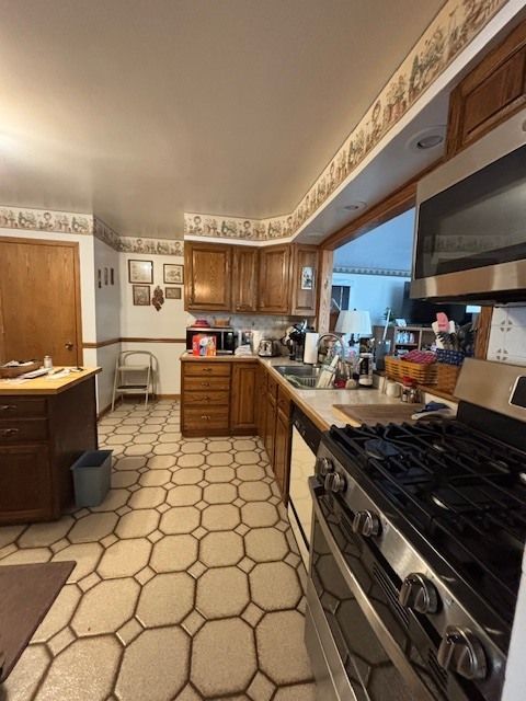 Tiny photo for 151 Rose Tree Lane, Lindenhurst, IL 60046 (MLS # 12551410)