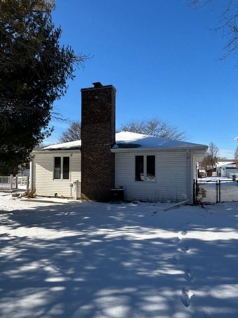 Tiny photo for 151 Rose Tree Lane, Lindenhurst, IL 60046 (MLS # 12551410)