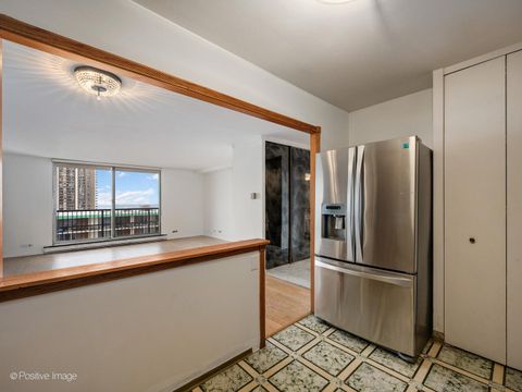 Tiny photo for 5855 N Sheridan Road #17D, Chicago, IL 60660 (MLS # 12458067)