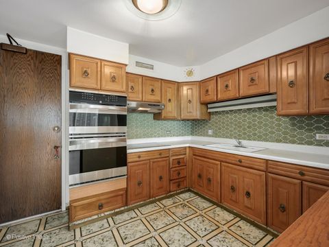 Tiny photo for 5855 N Sheridan Road #17D, Chicago, IL 60660 (MLS # 12458067)