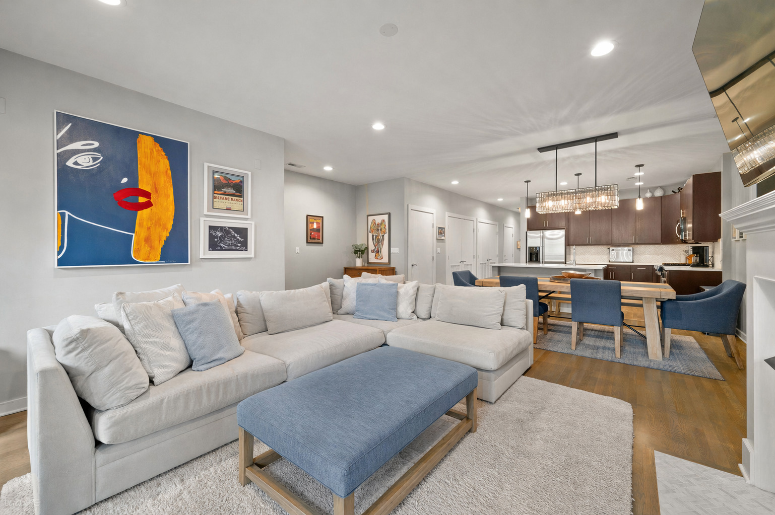 689 N Peoria Street 2S