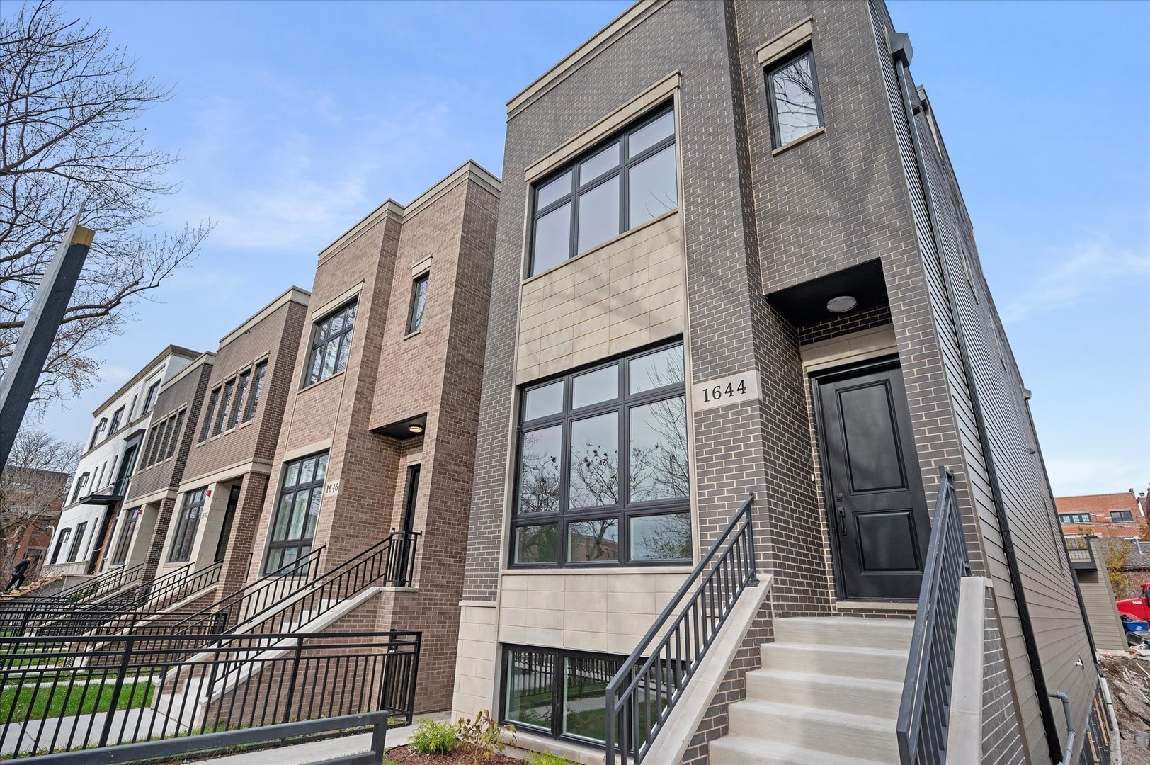 1636 W Wolfram Street