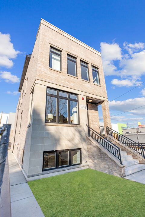 1636 W Wolfram Street Chicago IL 60657