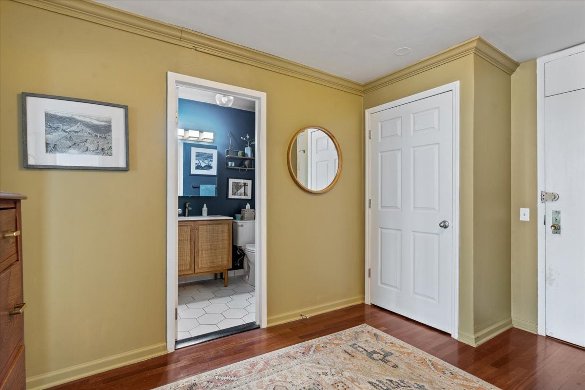 525 W Hawthorne Place 2407