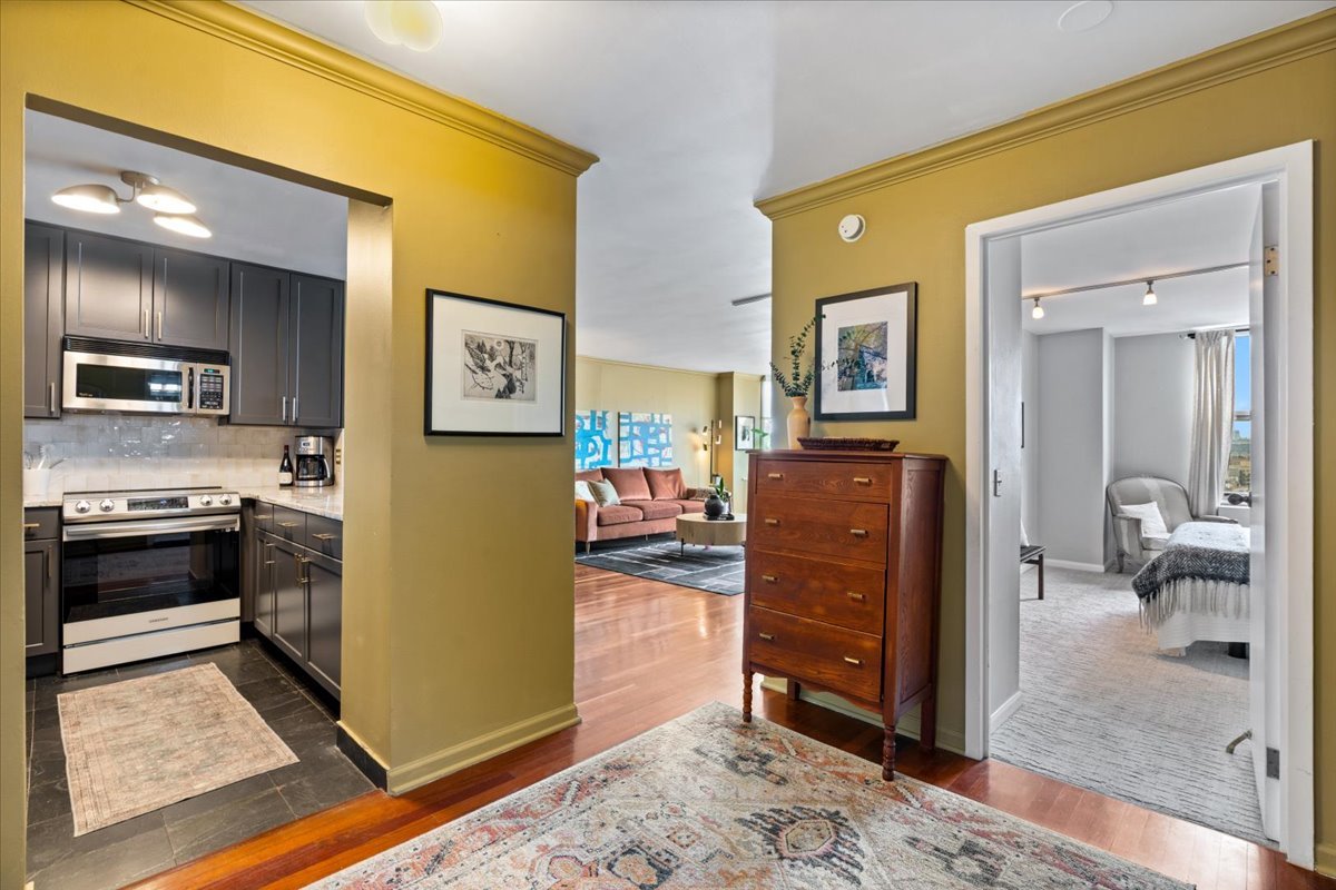 525 W Hawthorne Place 2407