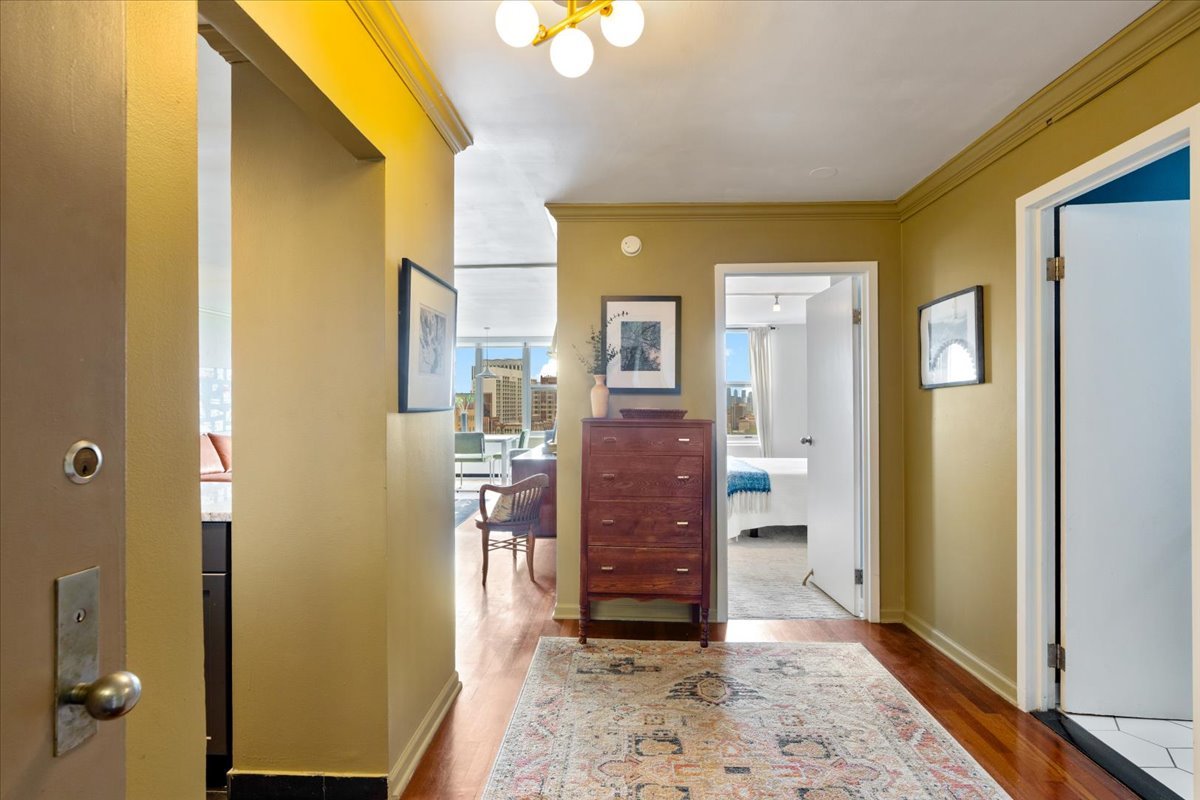 525 W Hawthorne Place 2407